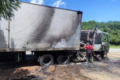 Incêndio em carreta carregada de água sanitária mobiliza Corpo de Bombeiros na CE-350