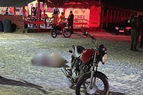 Dono de bar e cliente são assassinados a tiros em praia do Ceará